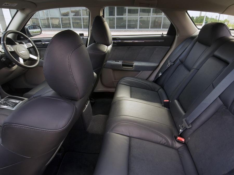 Chrysler 300C SRT8 Touring 2006 года  (UK) (фото 13 из 18)
